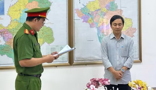 Công an đọc lệnh bắt Lương Quang Huy