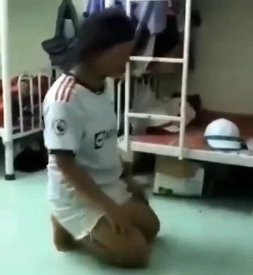 Nữ sinh bị bạn bắt quỳ và tát. ẢNH CẮT TỪ CLIP