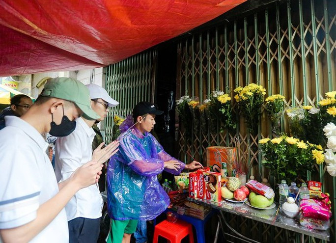 Người dân Hà Nội thắp hương tưởng niệm các nạn nhân của vụ cháy không may qua đời. Ảnh: Hữu Hưng