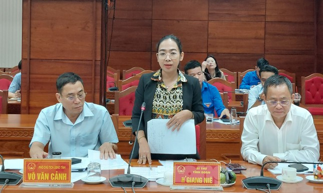 Chị H Giang Niê, bí thư Tỉnh Đoàn Đắk Lắk báo cáo tại hội nghị Chị H Giang Niê, bí thư Tỉnh Đoàn Đắk Lắk báo cáo tại hội nghị