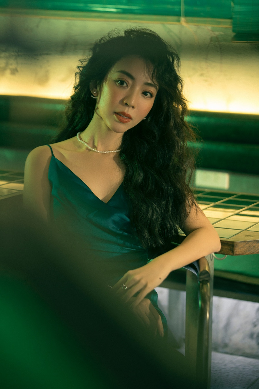 Thu Trang trải lòng về việc 'lùi về sau để Tiến Luật tỏa sáng' - Ảnh 6. Về cuộc sống cá nhân, Thu Trang nói dù bận rộn với công việc nhưng cô và Tiến Luật vẫn lên kế hoạch cho việc sinh em bé. Nữ diễn viên muốn gia đình có thêm thành viên để nhà cửa thêm vui. Nói về phản ứng của con trai Andy, nữ diễn viên bày tỏ: "Andy không thích đâu. Giống như kiểu con sợ ba mẹ hết thương, bớt quan tâm mình. Nhưng con toàn nói theo kiểu sợ có thêm em bé thì quậy phá, sẽ làm con mệt". Ảnh: NVCC