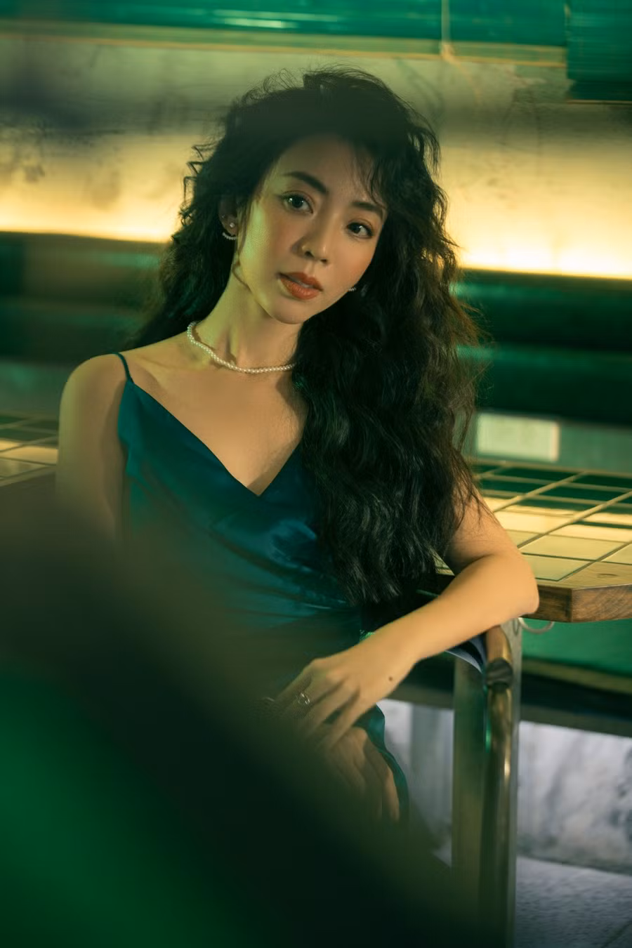 Về cuộc sống cá nhân, Thu Trang nói dù bận rộn với công việc nhưng cô và Tiến Luật vẫn lên kế hoạch cho việc sinh em bé. Nữ diễn viên muốn gia đình có thêm thành viên để nhà cửa thêm vui. Nói về phản ứng của con trai Andy, nữ diễn viên bày tỏ: "Andy không thích đâu. Giống như kiểu con sợ ba mẹ hết thương, bớt quan tâm mình. Nhưng con toàn nói theo kiểu sợ có thêm em bé thì quậy phá, sẽ làm con mệt". Ảnh: NVCC