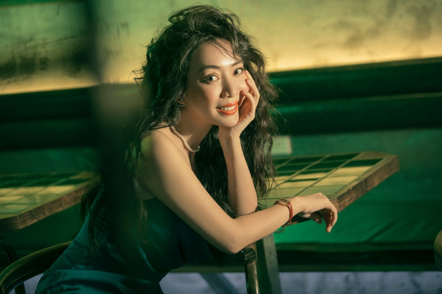 Thu Trang trải lòng về việc 'lùi về sau để Tiến Luật tỏa sáng' - Ảnh 1. Cách đây không lâu, Thu Trang gây chú ý khi được vinh danh Nữ diễn viên chính xuất sắc tại Cánh diều vàng 2023. Đối với cô, đây là cột mốc đánh dấu chặng đường 20 năm làm nghệ thuật của mình. Vợ Tiến Luật chia sẻ: “Tôi lúc nào cũng thế, luôn đón nhận mọi thứ trong tâm thế điềm tĩnh, nhẹ nhàng. Tôi có được như hiện tại là nhờ sự yêu thương, ủng hộ từ khán giả. Tôi thấy mình may mắn vì vẫn tiếp tục được làm việc, cống hiến và mang đến những tác phẩm chất lượng”. Ảnh: NVCC