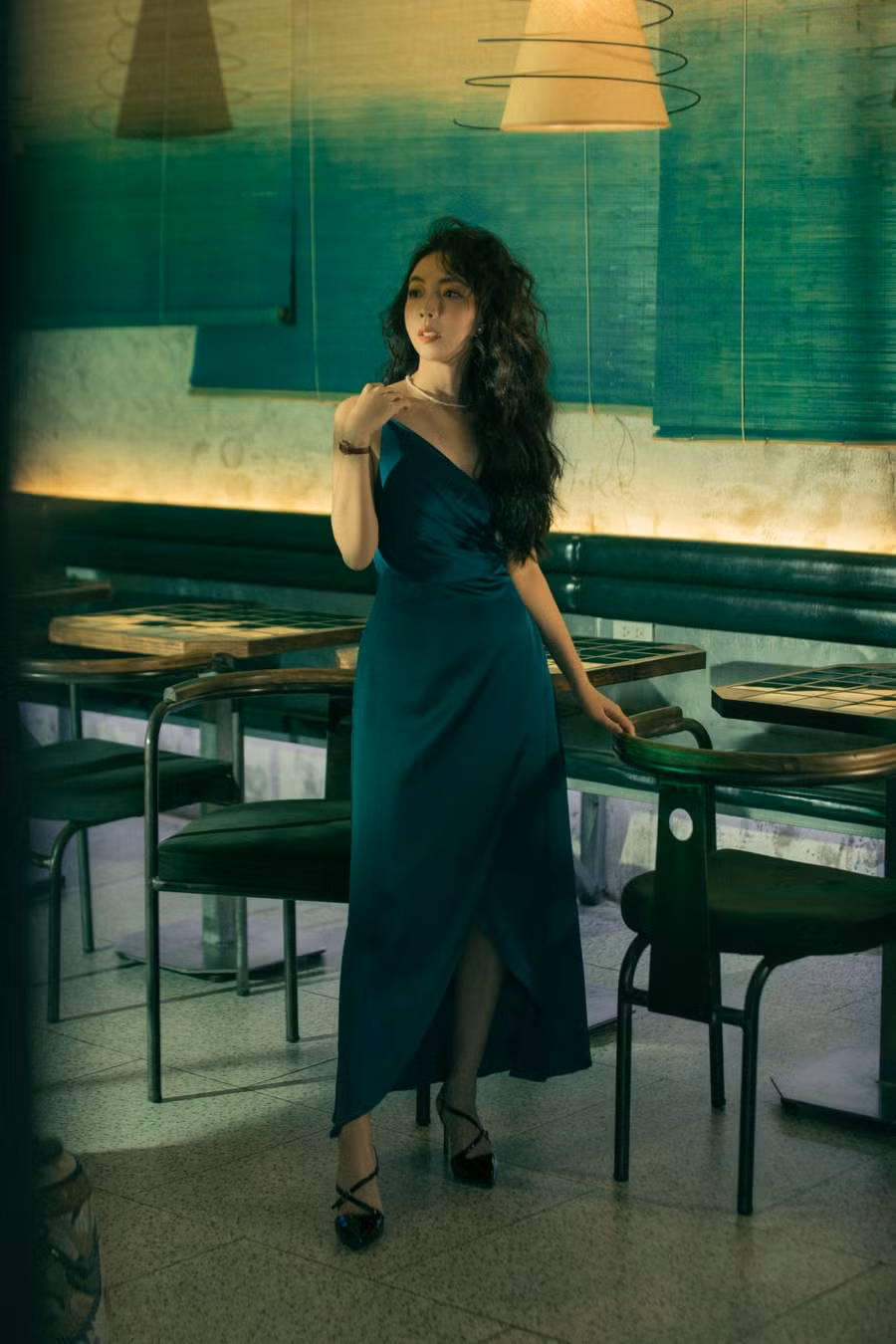 Về việc lui về sau để Tiến Luật có cơ hội tỏa sáng, Thu Trang cho biết ở hiện tại, cô không hoạt động nghệ thuật nhiều, mỗi năm chỉ nhận đóng 1 phim điện ảnh. “Mấy năm qua, anh Luật ra ngoài làm nhiều hơn tôi. Anh ấy đi show thực tế, đứng tên kinh doanh, mở cửa hàng... Tôi mừng vì chồng mình ngày càng thành công. Có thể với nhiều người, đó chưa phải là gì cả nhưng với vợ chồng tôi, như vậy là được rồi”. Ảnh: NVCC