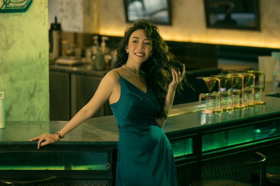 Thu Trang trải lòng về việc 'lùi về sau để Tiến Luật tỏa sáng' - Ảnh 4. Suốt 20 năm làm nghệ thuật, Thu Trang có cho mình những nguyên tắc riêng để tồn tại với nghề. Trong đó, cô quan trọng việc giữ hình ảnh đẹp. “Không những vậy, bất cứ sản phẩm nào mình cũng phải ý thức đem lại giá trị trong đó thì khán giả mới có thể bỏ tiền ra để mua, để thưởng thức”, Thu Trang nói thêm. Ảnh: NVCC