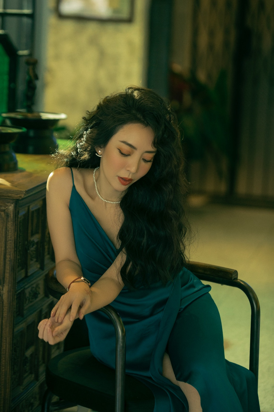 Thu Trang trải lòng về việc 'lùi về sau để Tiến Luật tỏa sáng' - Ảnh 3. Ở hiện tại, Thu Trang chủ yếu đóng phim do công ty sản xuất, thỉnh thoảng đi diễn kịch để thỏa nỗi niềm nhớ sân khấu. Nữ diễn viên nói khi gần chạm ngưỡng 40 tuổi, cô làm việc có chọn lọc để dành thời gian chăm sóc bản thân, gia đình. Thu Trang bộc bạch: “Tôi yêu nghề, đam mê với công việc diễn xuất. Dù là đứng trên sân khấu hay dưới ống kính máy quay, tôi cũng mong mình có thể cống hiến”. Ảnh: NVCC