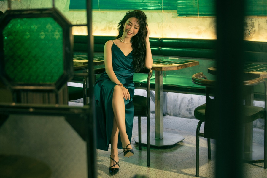 Thu Trang trải lòng về việc 'lùi về sau để Tiến Luật tỏa sáng' - Ảnh 5. Thu Trang cũng được nhận xét ngày càng nhuận sắc hơn sau thời gian miệt mài làm nghề. Diễn viên Con Nhót mót chồng quan niệm khi đủ tự tin, hài lòng với cuộc sống thì phụ nữ ngày càng xinh đẹp. Cô nói trước đây từng nhận lời chê bai về ngoại hình. Sau thời gian tập luyện, bà mẹ một con thấy mình thay đổi theo hướng tích cực. Cô thẳng thắn: “Không có ai trên đời này là hoàn hảo cả, quan trọng là mình biết phấn đấu để vượt qua những mặc cảm, tự ti. Mình cảm thấy đủ thì sẽ đủ”. Ảnh: NVCC