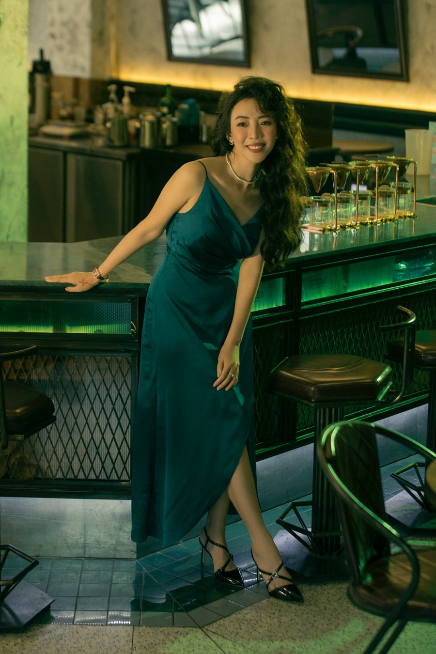 Thu Trang trải lòng về việc 'lùi về sau để Tiến Luật tỏa sáng' - Ảnh 2. Thu Trang chia sẻ trước đây, cô thích diễn hài và xem đó là thế mạnh của mình. Sau khi lập gia đình, nữ diễn viên muốn thử sức với những nhân vật nặng về tâm lý. Bận rộn với phim ảnh song vợ Tiến Luật vẫn sắp xếp thời gian để biểu diễn ở sân khấu kịch. Đối với cô, đó là “thánh đường của nghệ sĩ" vì “chúng tôi được cùng khóc, cùng cười với khán giả”. Ảnh: NVCC