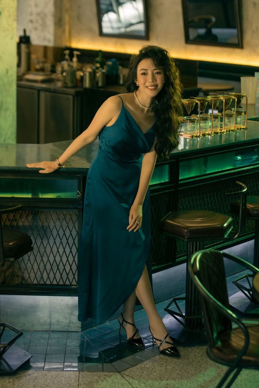 Thu Trang chia sẻ trước đây, cô thích diễn hài và xem đó là thế mạnh của mình. Sau khi lập gia đình, nữ diễn viên muốn thử sức với những nhân vật nặng về tâm lý. Bận rộn với phim ảnh song vợ Tiến Luật vẫn sắp xếp thời gian để biểu diễn ở sân khấu kịch. Đối với cô, đó là “thánh đường của nghệ sĩ" vì “chúng tôi được cùng khóc, cùng cười với khán giả”. Ảnh: NVCC