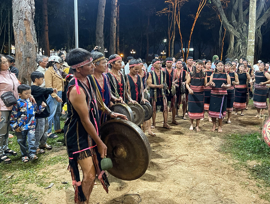 Đội chiêng làng Mrông Yố trình diễn tại Quảng trường Đại Đoàn Kết (TP. Pleiku). Ảnh: H.N