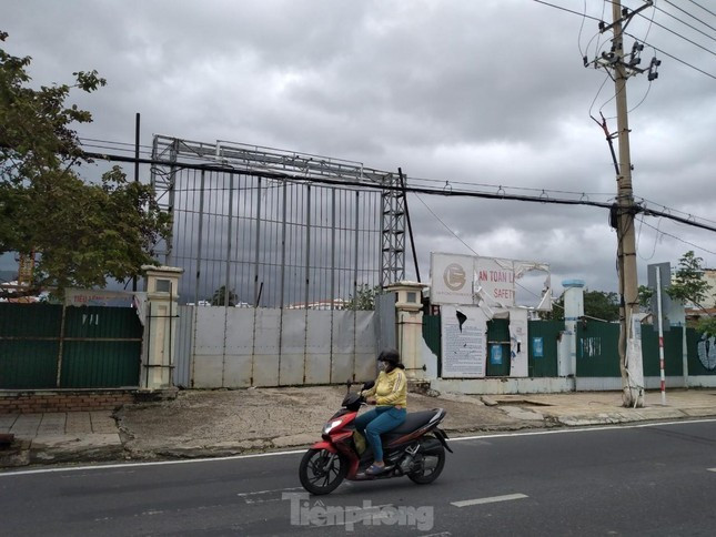 Công an phong tỏa tài sản của ông Nguyễn Chiến Thắng để phục vụ điều tra sai phạm tại dự án Nha Trang Golden Gate. Ảnh: L.H. Công an phong tỏa tài sản của ông Nguyễn Chiến Thắng để phục vụ điều tra sai phạm tại dự án Nha Trang Golden Gate. Ảnh: L.H.