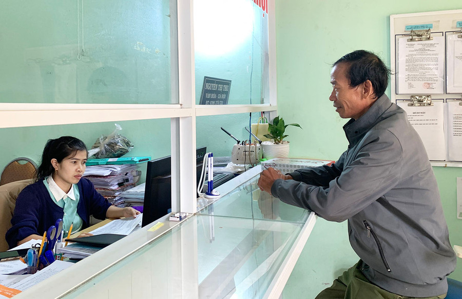 Người dân đến giải quyết thủ tục hành chính tại bộ phận một cửa của UBND xã Ia Băng. Ảnh: R.H