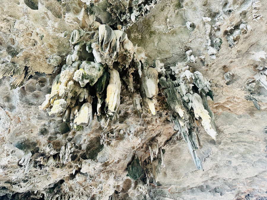 Thạch nhũ kỳ ảo trên trần hang Trống. Ảnh: Lã Nghĩa Hiếu Thạch nhũ kỳ ảo trên trần hang Trống. Ảnh: Lã Nghĩa Hiếu