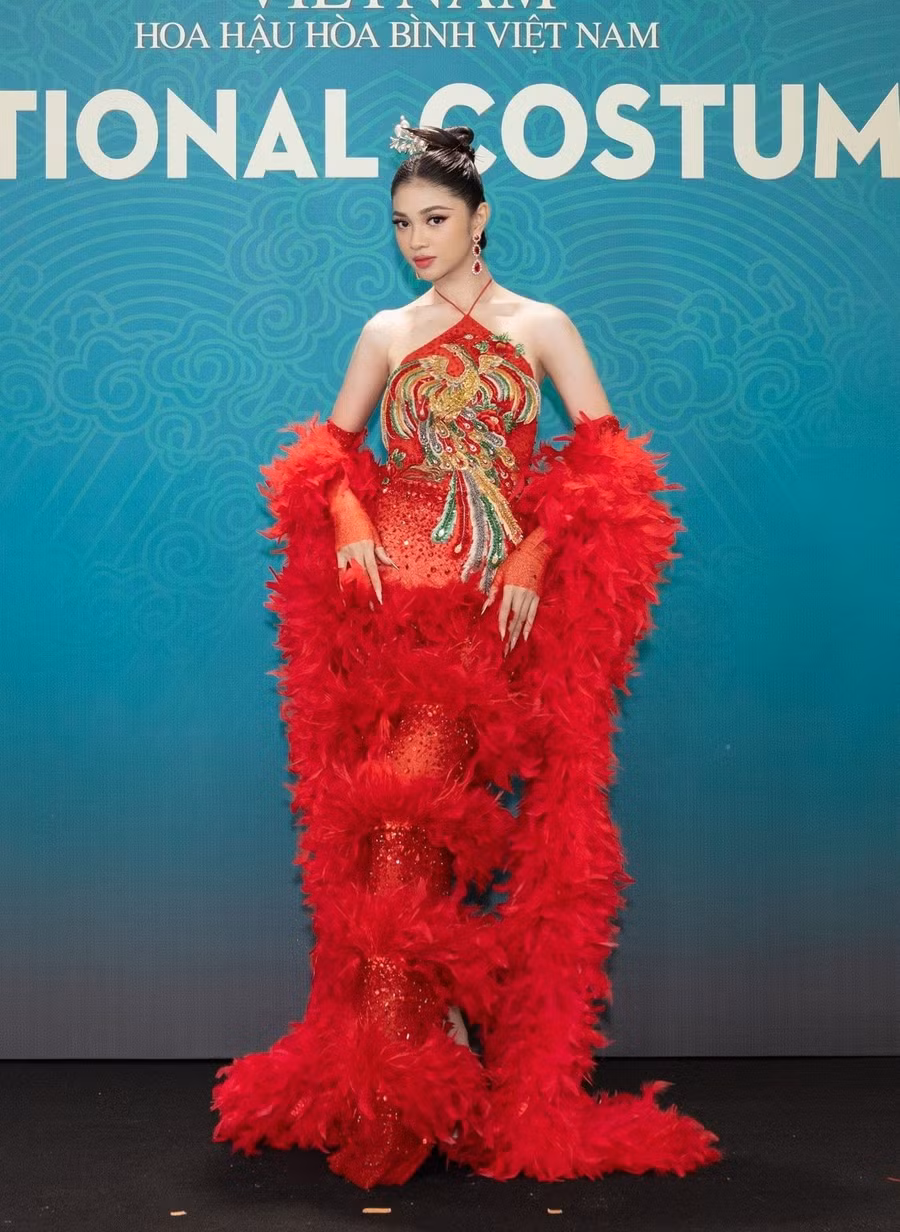 Á hậu Huỳnh Minh Kiên khoe dáng với thiết kế pha trộn văn hóa truyền thống và hiện đại. Họa tiết chim phượng trên áo yếm làm tôn lên vẻ quyền quý cho Á hậu 1 Miss World Vietnam 2023.