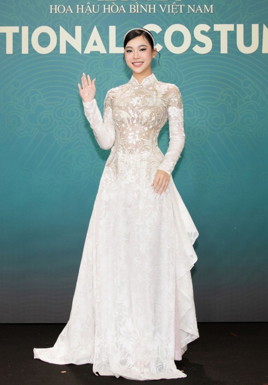 Á hậu Việt Nam 2022 khoe vẻ kiêu sa với trang phục trắng đính đá cầu kỳ.