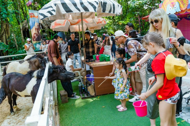 Du khách Việt Nam tham quan một sở thú ở Bangkok. Ảnh: ĐỘC LẬP Du khách Việt Nam tham quan một sở thú ở Bangkok. Ảnh: ĐỘC LẬP