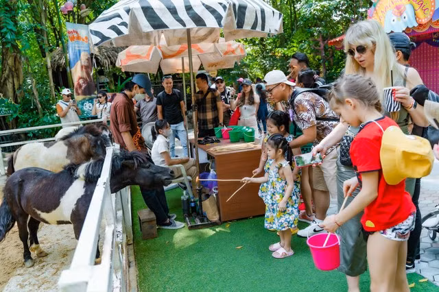 Du khách Việt Nam tham quan một sở thú ở Bangkok. Ảnh: ĐỘC LẬP