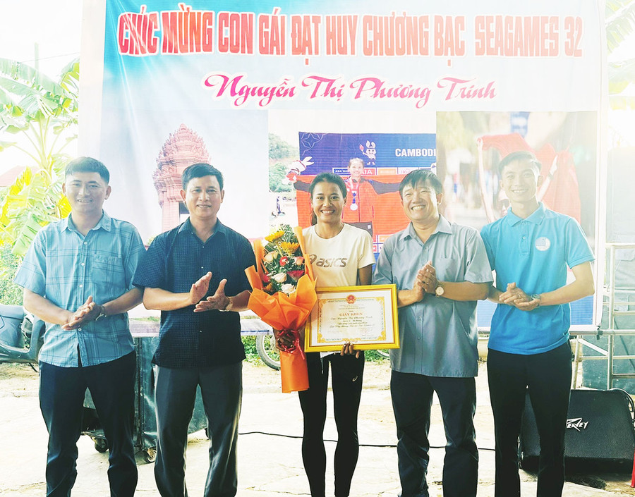 Lãnh đạo xã Đông trao giấy khen cho vận động viên giành huy chương bạc tại SEA Games 32. Ảnh: Hồng Hạnh