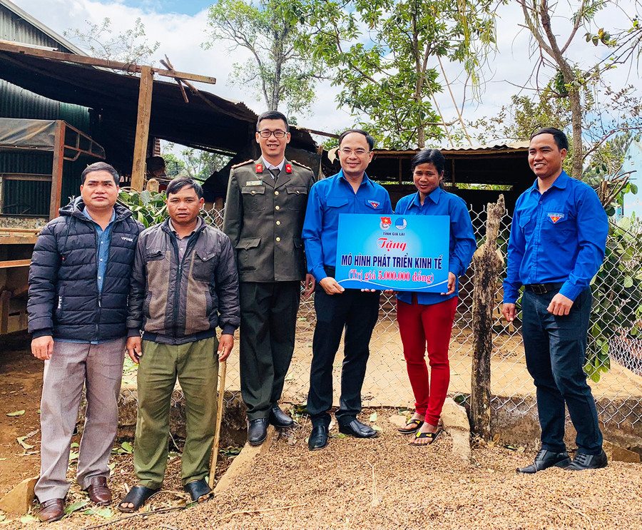 Tỉnh Đoàn, Hội Liên hiệp thanh niên Việt Nam tỉnh tặng mô hình sinh kế cho thanh niên dân tộc thiểu số ở TP. Pleiku. Ảnh: M.N Tỉnh Đoàn, Hội Liên hiệp thanh niên Việt Nam tỉnh tặng mô hình sinh kế cho thanh niên dân tộc thiểu số ở TP. Pleiku. Ảnh: M.N