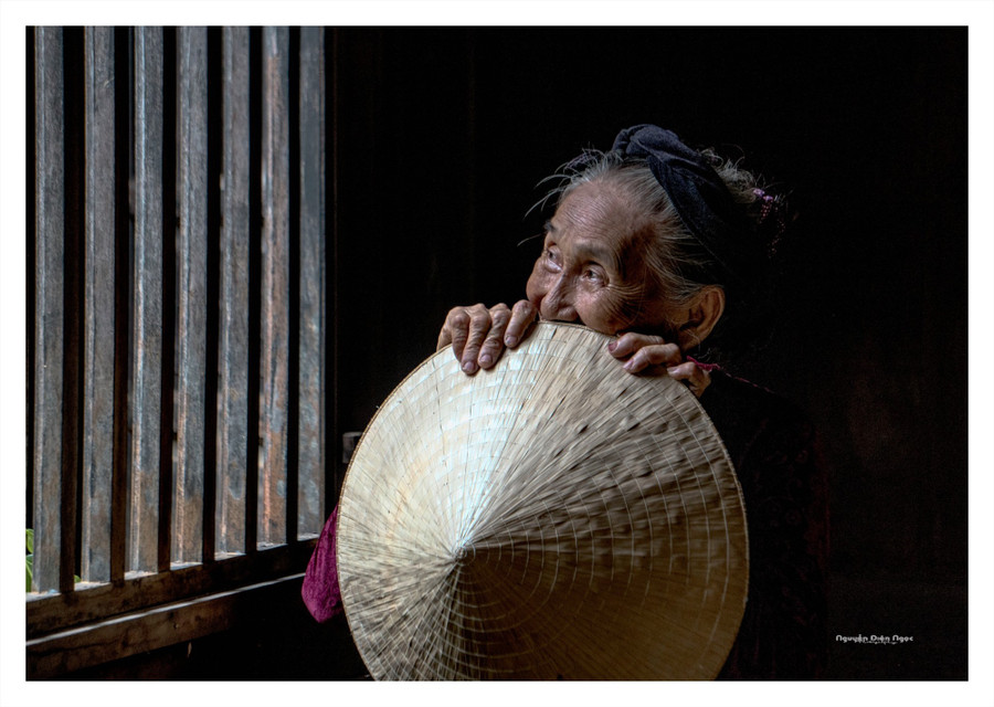 Mẹ quê. Ảnh: Nguyễn Điện Ngọc Mẹ quê. Ảnh: Nguyễn Điện Ngọc