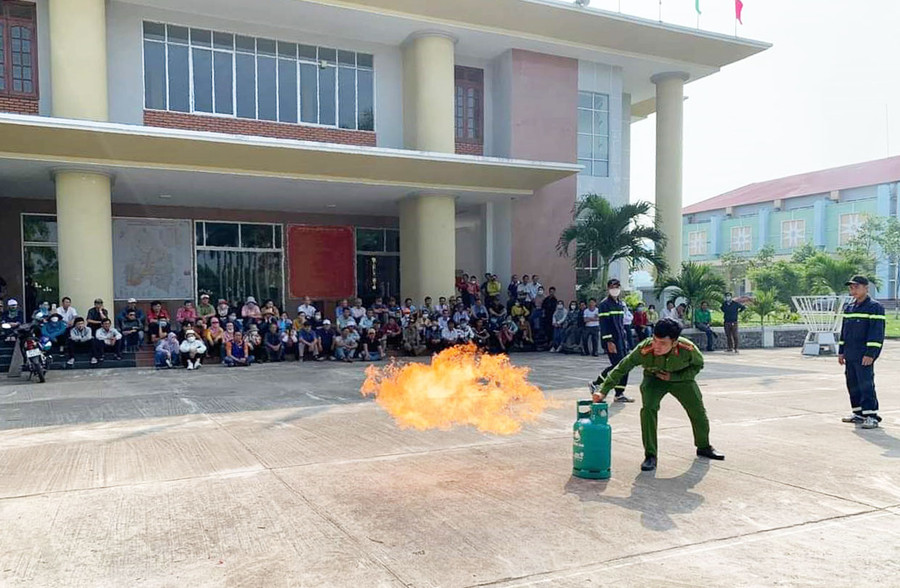 Lực lượng Công an thường xuyên tuyên truyền kiến thức, kỹ năng PCCC và CNCH cho người dân trên địa bàn thị xã An Khê. Ảnh: R.H Lực lượng Công an thường xuyên tuyên truyền kiến thức, kỹ năng PCCC và CNCH cho người dân trên địa bàn thị xã An Khê. Ảnh: R.H