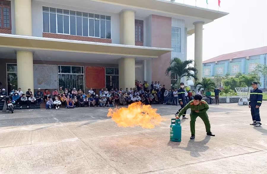 Lực lượng Công an thường xuyên tuyên truyền kiến thức, kỹ năng PCCC và CNCH cho người dân trên địa bàn thị xã An Khê. Ảnh: R.H