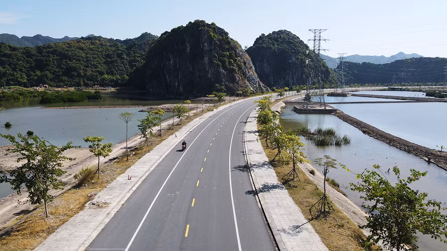 Sau khi qua phà Gót - Cái Viềng, du khách đi theo đường tỉnh 356 (hay còn được gọi là tuyến đường xuyên đảo) để bắt đầu hành trình trải nghiệm, khám phá Cát Bà. Ảnh: GIANG LINH