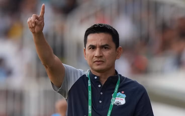 HLV Kiatisak Senamuang giúp HAGL cải thiện thứ hạng. Ảnh: Độc Lập