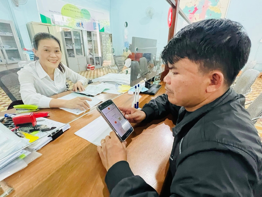 Người lao động được hướng dẫn nộp hồ sơ trên Cổng dịch vụ công quốc gia. Ảnh: Đ.Y