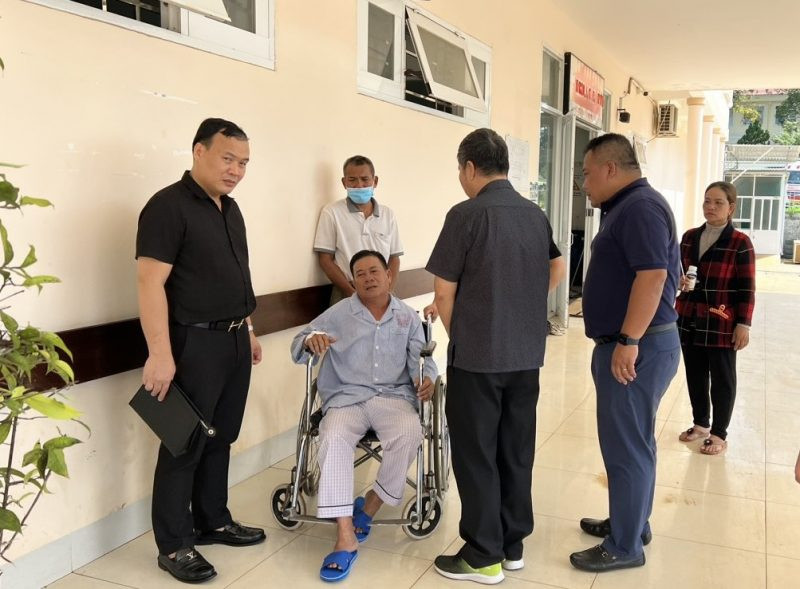 Vụ 3 thành viên HAGL tử nạn: Tài xế sống sót phải phẫu thuật - Ảnh 2. Đại diện VFF và VPF thăm hỏi, động viên tài xế Nguyễn Tú Sinh. Ảnh: VFF