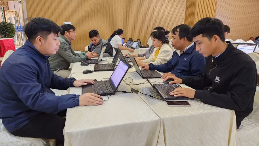 Cán bộ phụ trách an toàn thông tin mạng của các sở, ban ngành và các huyện, thị xã, thành phố tham gia diễn tập. Ảnh: Ngọc Sang