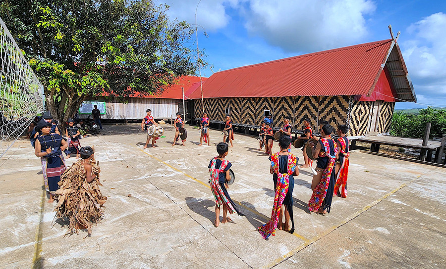 Anh Đinh Văn Việt cùng người dân làng Krông Hra tập luyện cồng chiêng, múa xoang tại nhà rông của làng để giữ gìn văn hóa truyền thống. Ảnh: Hồng Thi Anh Đinh Văn Việt cùng người dân làng Krông Hra tập luyện cồng chiêng, múa xoang tại nhà rông của làng để giữ gìn văn hóa truyền thống. Ảnh: Hồng Thi