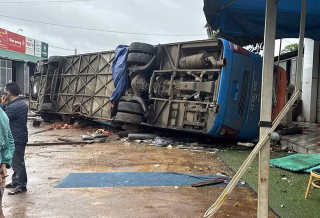 Chiếc xe khách bị lật ven đường. Ảnh B.N