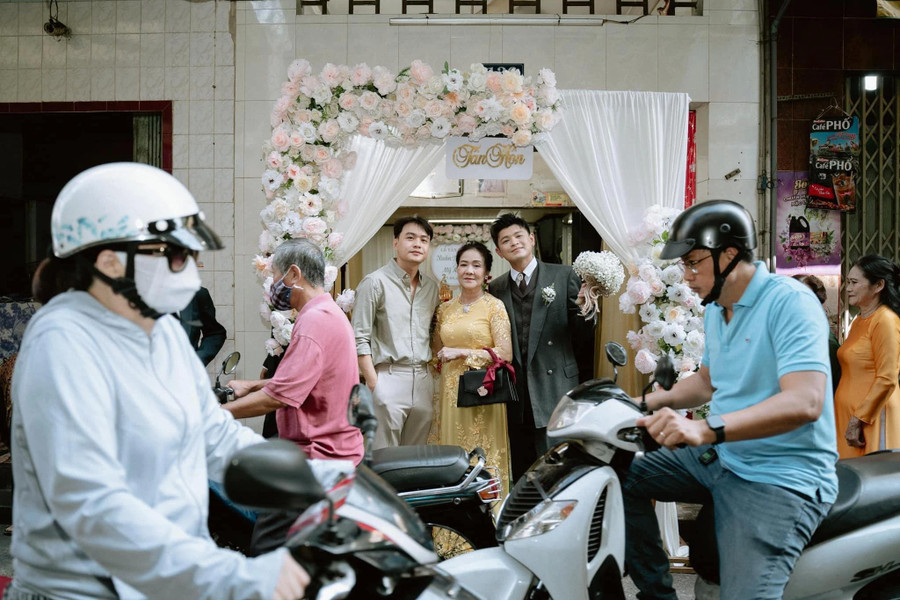 Nhà chú rể nằm ở trong chợ, từ nhỏ anh đã gắn bó quen thuộc với khu này. Ảnh: TAMO Studio Nhà chú rể nằm ở trong chợ, từ nhỏ anh đã gắn bó quen thuộc với khu này. Ảnh: TAMO Studio