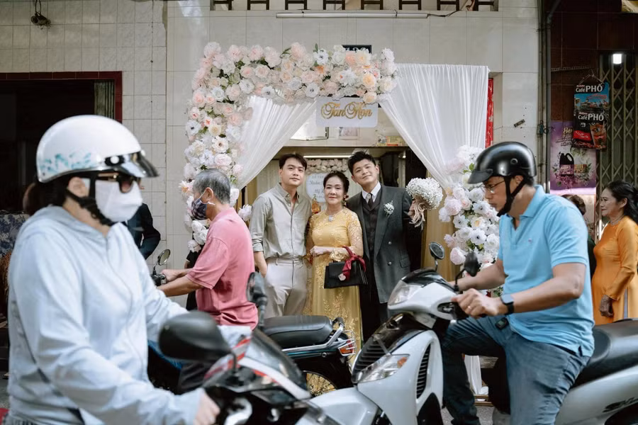 Nhà chú rể nằm ở trong chợ, từ nhỏ anh đã gắn bó quen thuộc với khu này. Ảnh: TAMO Studio