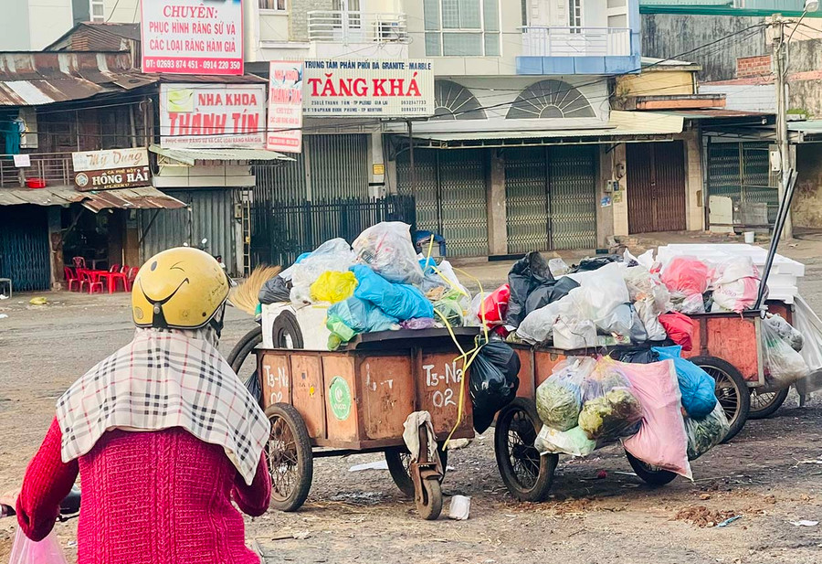 Một điểm tập kết rác thải ở TP. Pleiku. Ảnh: B.H Một điểm tập kết rác thải ở TP. Pleiku. Ảnh: B.H