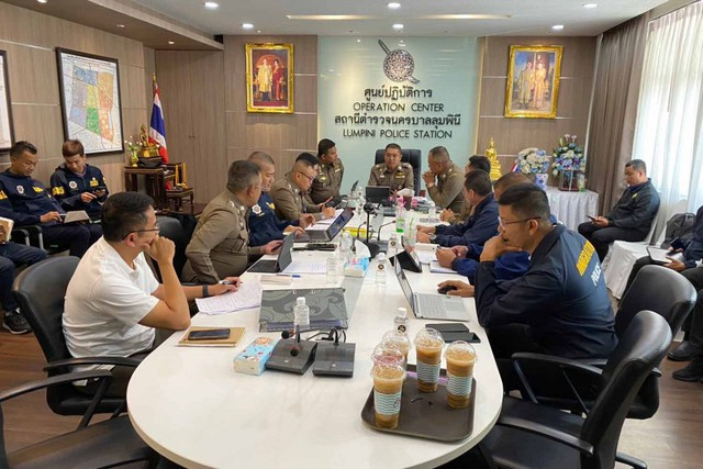 Cảnh sát cấp cao Bangkok bàn về vụ án tại đồn cảnh sát Lumpini sáng 17-7. Ảnh: Bangkok Post