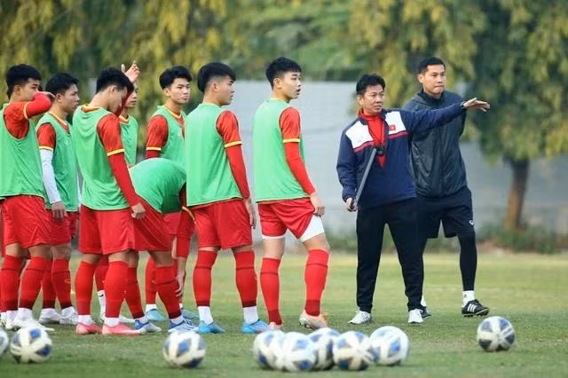 HLV Hoàng Anh Tuấn và đội tuyển U.19 Việt Nam. Ảnh: VFF