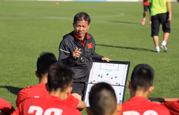 HLV Hoàng Anh Tuấn miệt mài với công việc. Ảnh: VFF