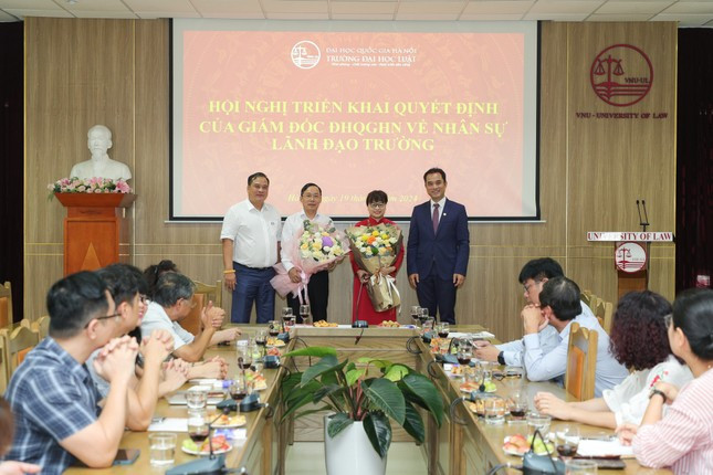 Sau khi PGS.TS Nguyễn Thị Quế Anh (áo dài đỏ) xin thôi giữ chức hiệu trưởng, PGS.TS Trịnh Việt Tiến (thứ hai từ trái sang) được giao làm Phó hiệu trưởng phụ trách Trường ĐH Luật - ĐH Quốc gia Hà Nội.