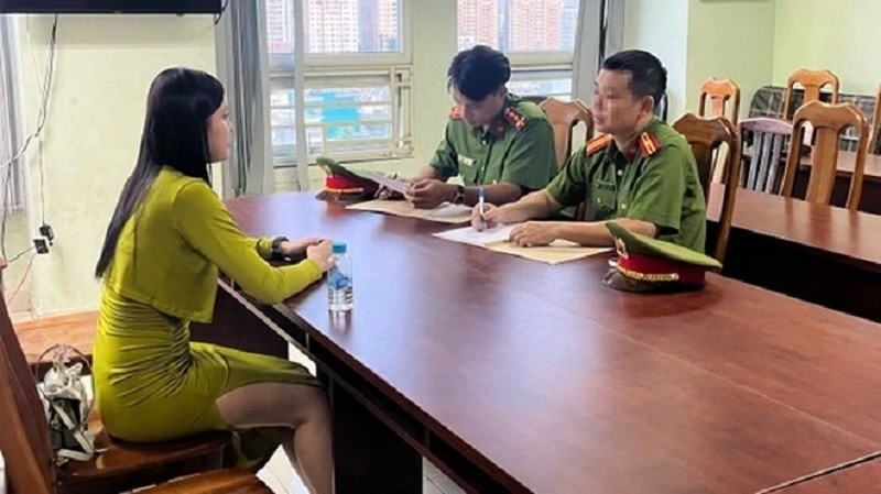 Công an lấy lời khai với "tú bà" Hạnh. (Nguồn: Công an cung cấp) Công an lấy lời khai với "tú bà" Hạnh. (Nguồn: Công an cung cấp)