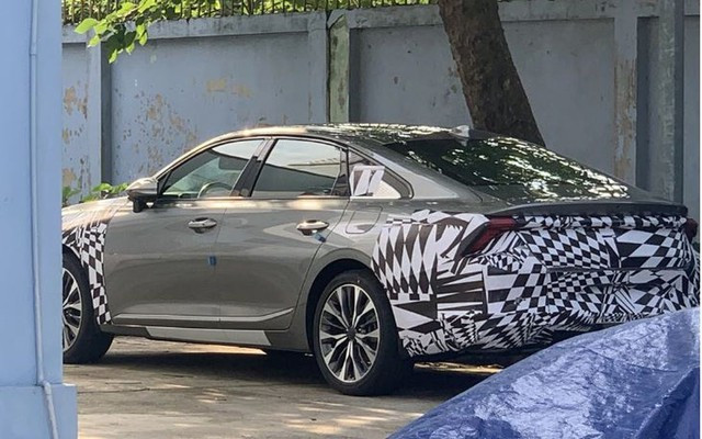 Kia K8 dán lớp áo ngụy trang ở đầu và đuôi xe. Ảnh: Facebook