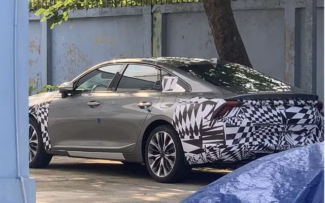 Kia K8 dán lớp áo ngụy trang ở đầu và đuôi xe. Ảnh: Facebook