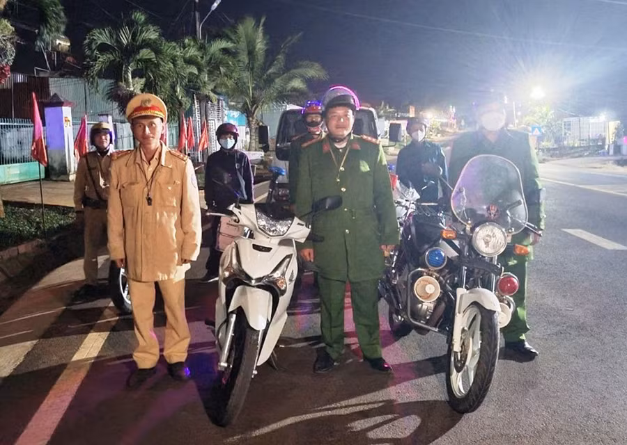 Công an xã phối hợp với các lực lượng tuần tra đảm bảo an ninh trật tự. Ảnh: Vĩnh Hoàng