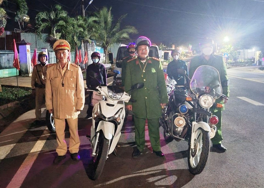 Công an xã phối hợp với các lực lượng tuần tra đảm bảo an ninh trật tự. Ảnh: Vĩnh Hoàng Công an xã phối hợp với các lực lượng tuần tra đảm bảo an ninh trật tự. Ảnh: Vĩnh Hoàng