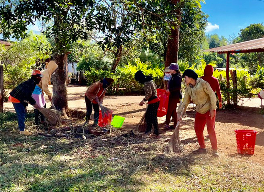 Các thành viên tại Tổ Tự quản bảo vệ môi trường làng Chưp tích cực tham gia dọn dẹp vệ sinh khu vực công cộng. Ảnh: N.H