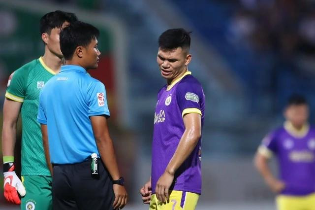 Trọng tài Nguyễn Mạnh Hải nghe tham vấn của VAR về tình huống để bóng chạm tay của Xuân Mạnh. Ảnh: MINH TÚ Trọng tài Nguyễn Mạnh Hải nghe tham vấn của VAR về tình huống để bóng chạm tay của Xuân Mạnh. Ảnh: MINH TÚ