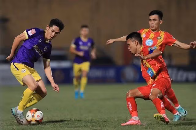 CLB Thanh Hóa (áo đỏ) nhập cuộc tự tin. Ảnh: MINH TÚ