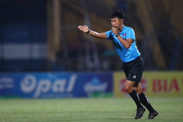 Trọng tài chỉ tay vào chấm 11 m sau khi xem pha quay chậm. Trọng tài chỉ tay vào chấm 11 m sau khi xem pha quay chậm.