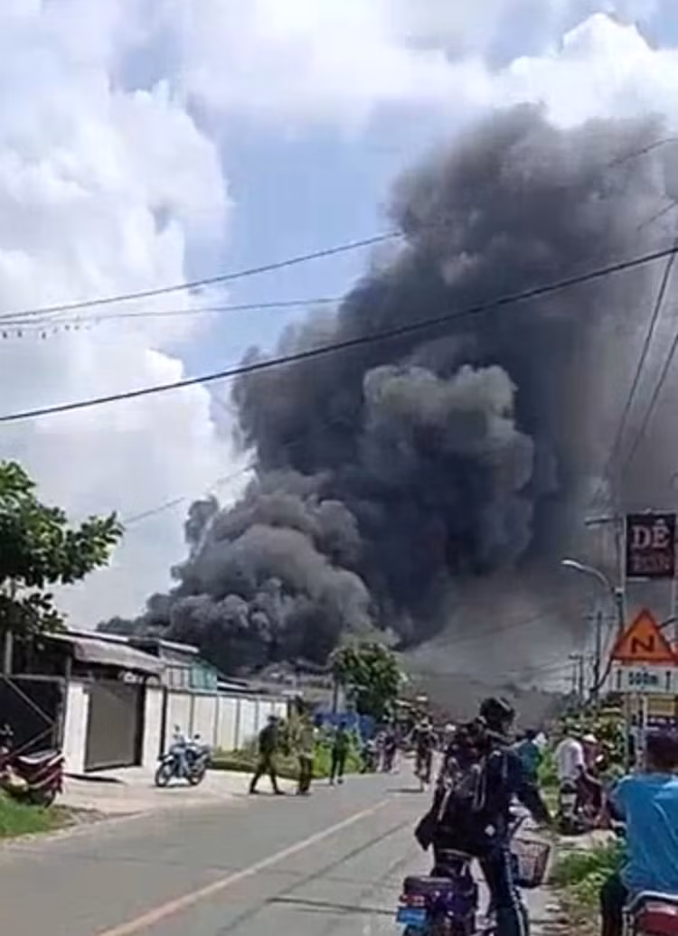 Cột khói đen bốc cao hàng chục mét từ bãi xe. Ảnh: CTV